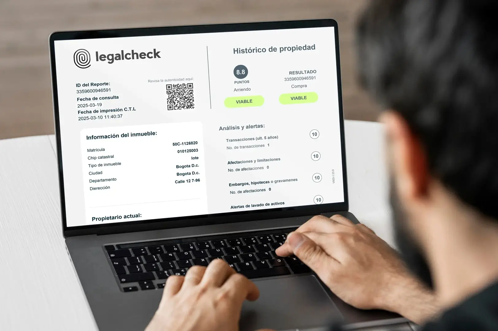 persona-utilizando-legalcheck.com.co